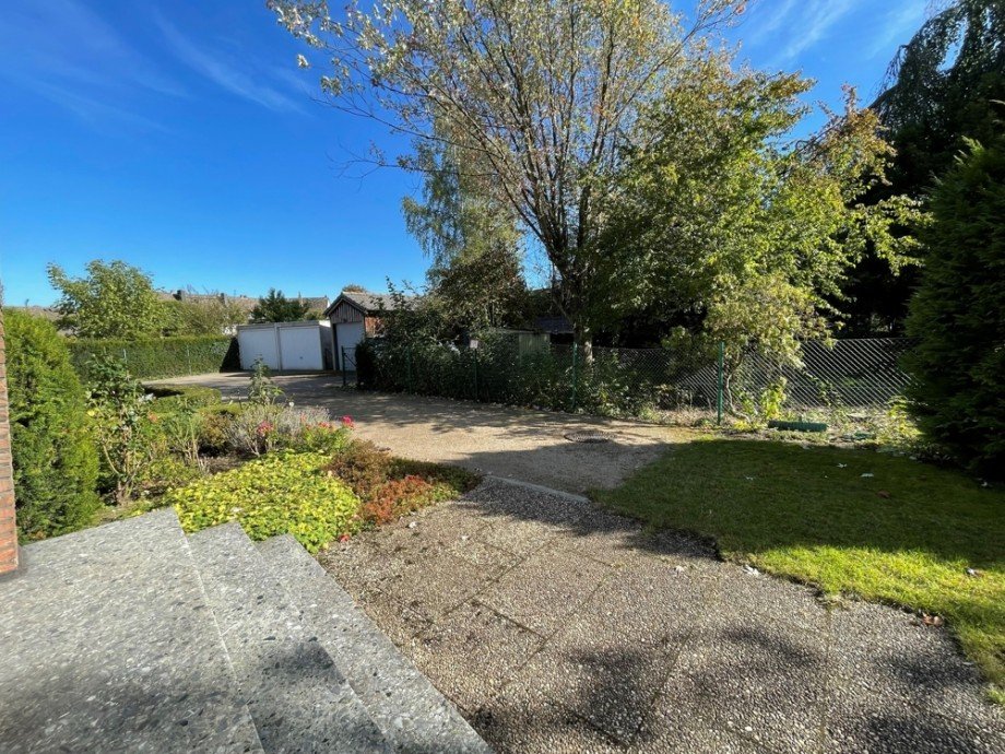 (3) Der Blick vom Eingangsbereich der Immobilie in Richtung PKW Garage und Zuwegung Doppelhaush�lfte Bottrop / Stadtmitte