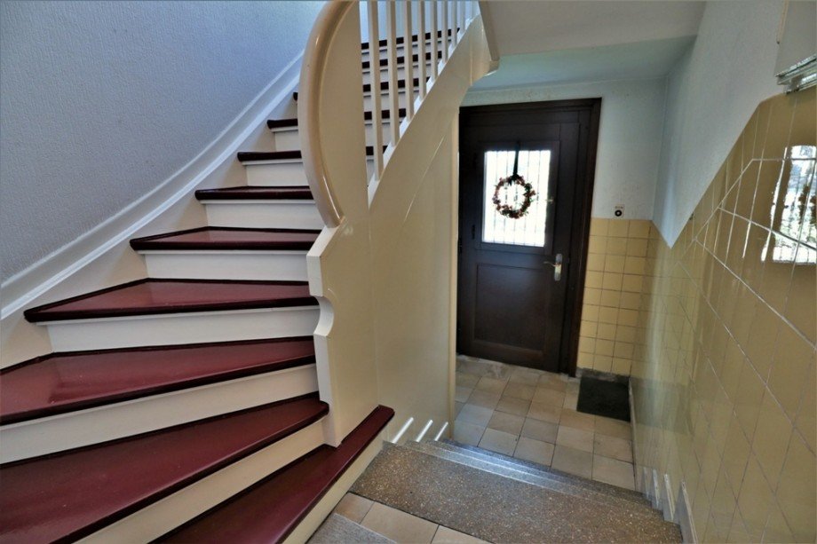 Das Treppenhaus im Hauseingangsbereich des Erdgeschosses Mehrfamilienhaus Bottrop / Stadtmitte