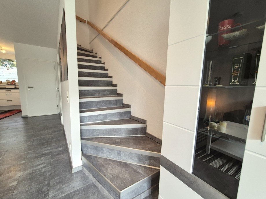 (16) Dieser Treppenaufgang f�hrt Sie nun in das Obergeschoss Reihenmittelhaus Bottrop / Boy