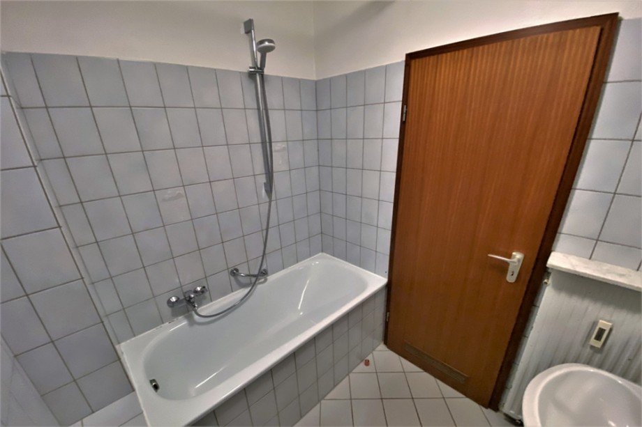 Mittig im Wohnungsflur betreten Sie das Wannenbadezimmer der Wohnung Etagenwohnung Bottrop / Stadtmitte