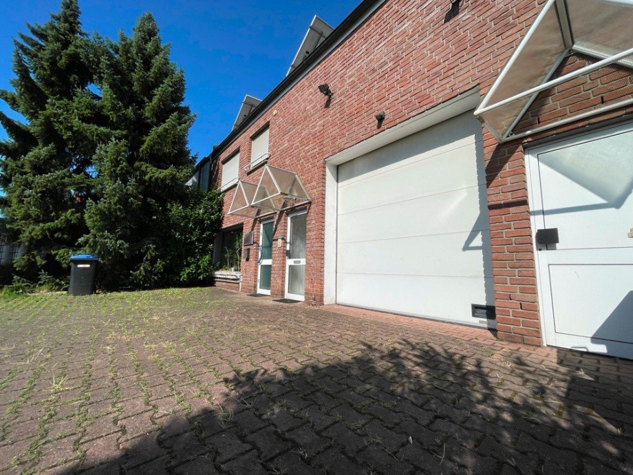 (33) Neben der Toreinfahrt befindet sich der Zugang zur Wohnung im OG (noch vermietet) Halle / Lager / Produktion Bottrop