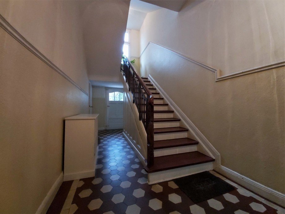 (3) Hier eine erste Impression aus dem gemeinschaftlichen Hausflur im Erdgeschoss Mehrfamilienhaus M�lheim an der Ruhr / Speldorf