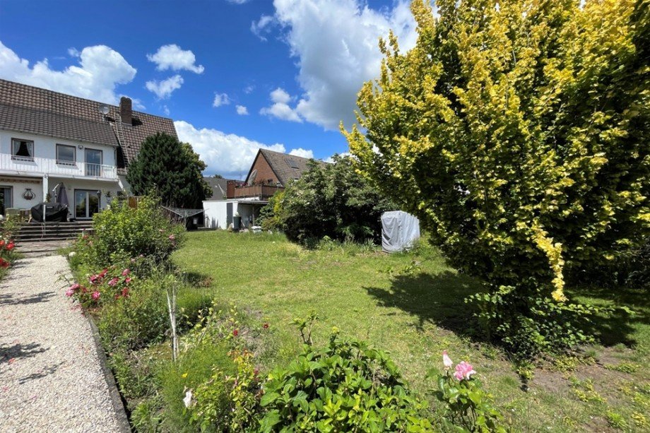 (11) Das weitl�ufige Gartengrundst�ck aus einer anderen Perspektive Doppelhaush�lfte Bottrop / Eigen