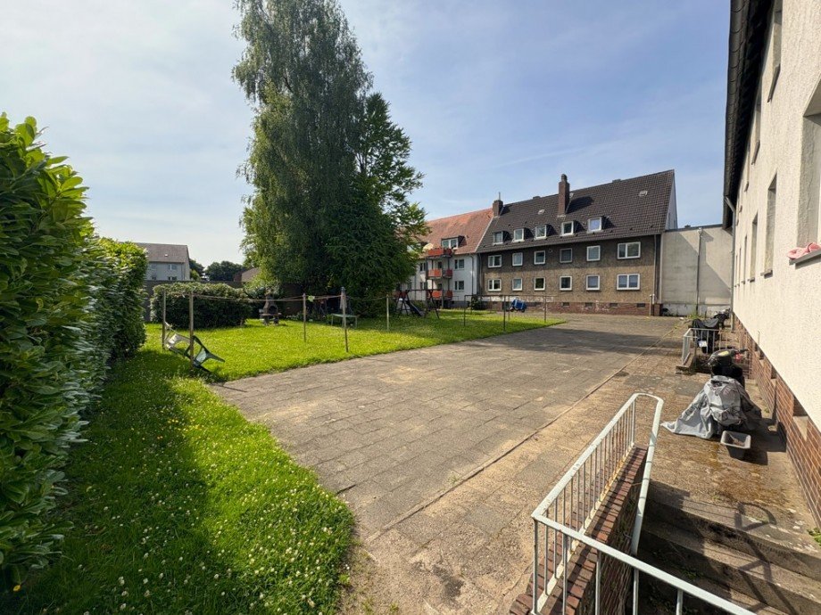 (5) Eine weitere Imression vom r�ckw�rtigen Grundst�ck Mehrfamilienhaus Bottrop / Batenbrock