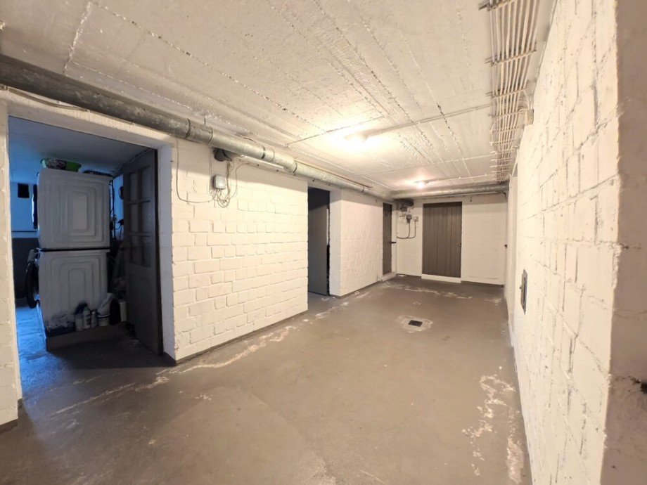 (22) Es folgen nun Eindr�cke aus dem gepflegten Kellergeschoss Etagenwohnung Bottrop