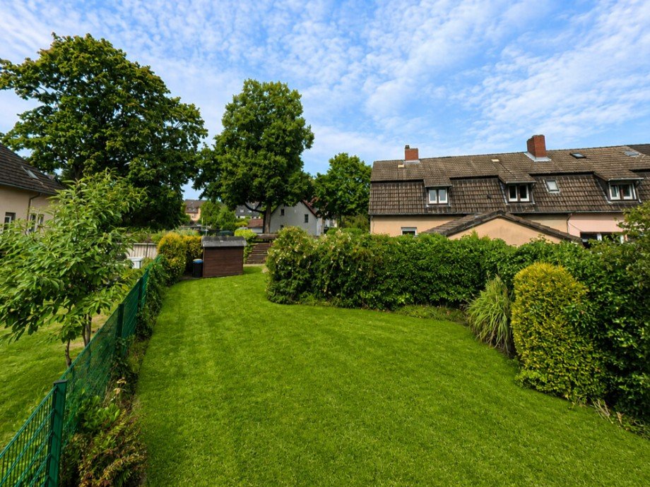 (13) Eine weitere Impression der Gartenfl�che mit Blickrichtung Geb�uder�ckseite Reihenendhaus Bottrop / Eigen