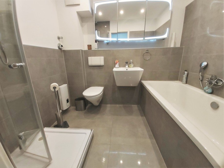 (11) Der Flur bietet Ihnen Zugang in das moderne Badezimmer inkl. Badewanne und Dusche Etagenwohnung Bottrop / Ebel