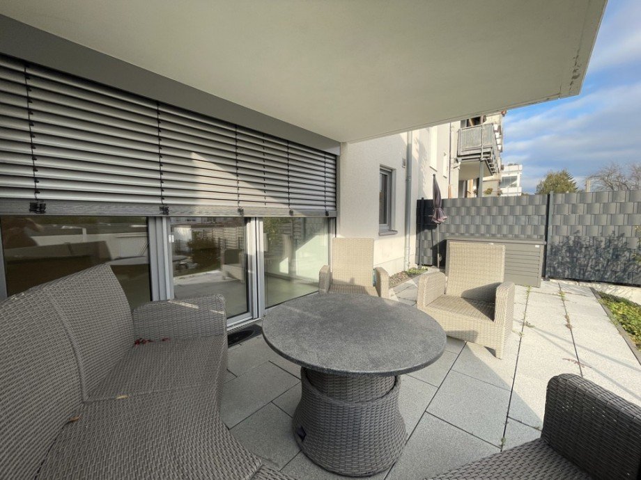 (23) An der Wohnzimmerfensteranlage sind hochwertige Raffstores als Verdunkelungssystem installiert Erdgeschosswohnung Bottrop