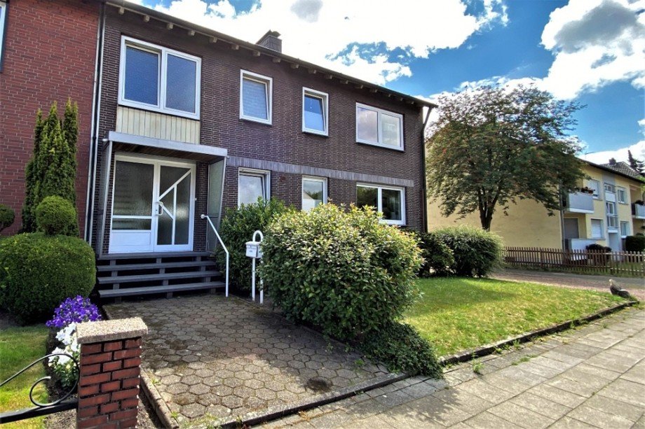 (2) Eine weitere Ansicht der Geb�udefront Zweifamilienhaus Bottrop / Fuhlenbrock