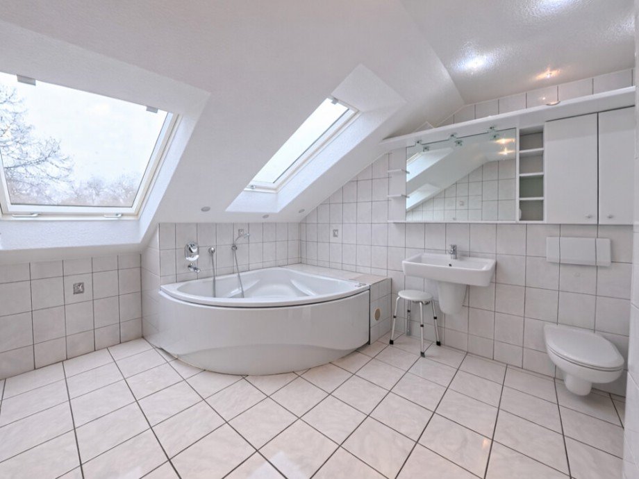 (27) Das offen angrenzende Badezimmer Reihenmittelhaus Bottrop / Welheim