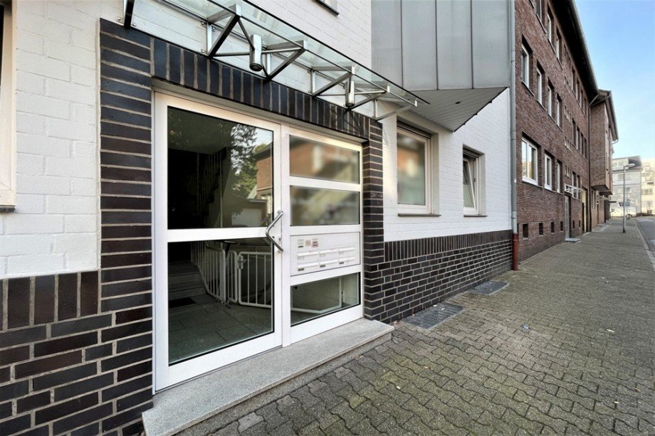 (2) Der gemeinschaftliche Eingangsbereich der Immobilie Etagenwohnung Bottrop / Stadtmitte