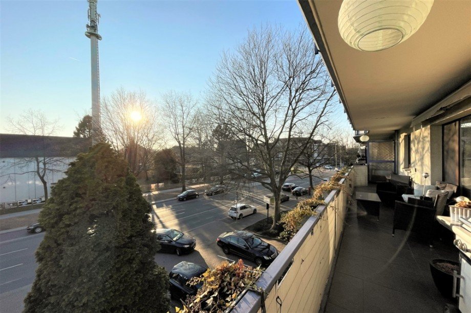 (17) Hier eine Impression des weitl�ufigen Balkones auf der Geb�udevorderseite Etagenwohnung Oberhausen / Sterkrade