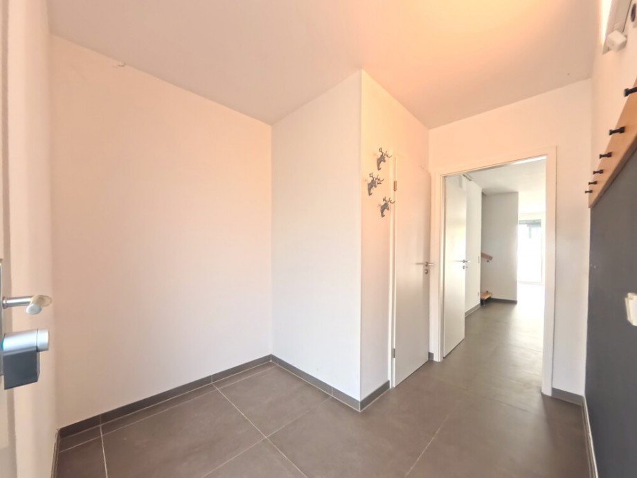 (4) Ein erster Blick in den Eingangsbereich im Inneren Reihenmittelhaus Bottrop / Boy