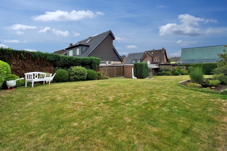 (40) Der Blick entlang der s�dlichen Grundst�cksgrenze und zur zweiten Garage Zweifamilienhaus Bottrop / Eigen