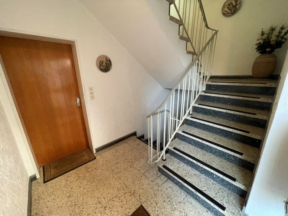 (5) Eine erste Impression des Hauseingangsbereiches im Erdgeschoss Mehrfamilienhaus Bottrop / Fuhlenbrock