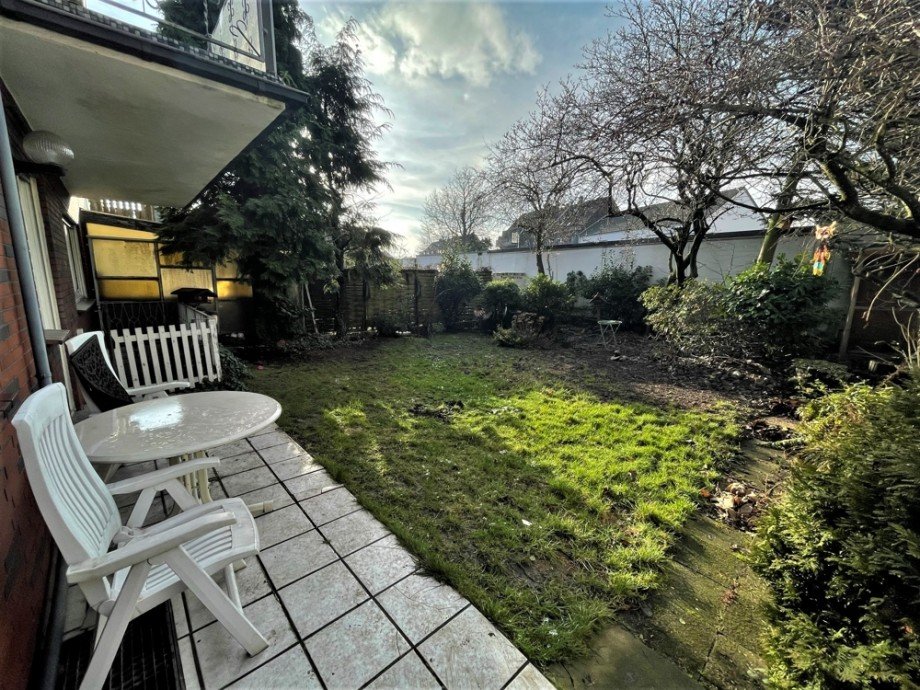 (17) Eine weitere Impression der r�ckw�rtigen Gartenfl�chen Mehrfamilienhaus Bottrop / Fuhlenbrock