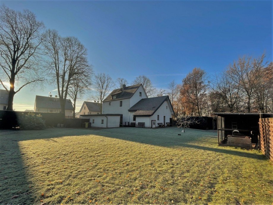 (5) Ein weiterer Blick auf die Liegenschaft entlang der weitl�ufigen Rasenfl�chen Einfamilienhaus Bottrop / Feldhausen