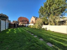 (13) Der Garten mit Blick auf die Geb�uder�ckseite und in Richtung Terrasse *VERKAUFT*