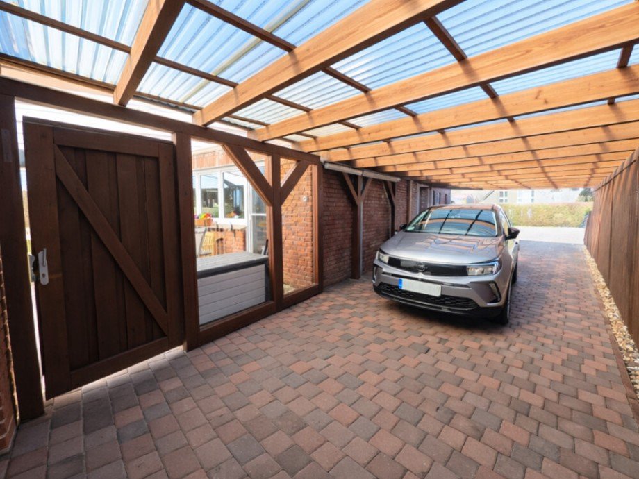 (3) Der �berdachte PKW Abstellbereich vor der zugeh�rigen Garage Einfamilienhaus Bottrop / Feldhausen