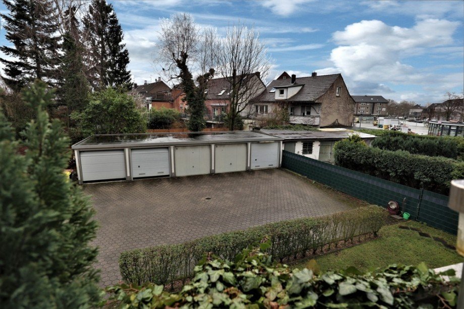 Der Blick vom Balkon in Richtung des Garagenhofes Etagenwohnung Bottrop / Boy