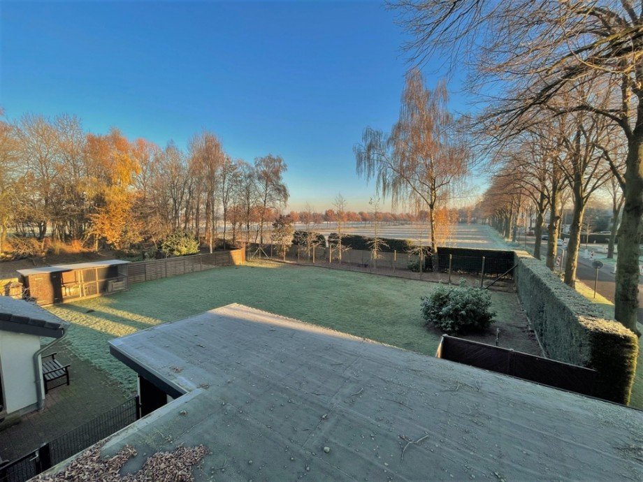(31) Ein Ausblick aus dem ersten Obergeschoss �ber das �stliche Grundst�ck auf die angrenzenden Felder Einfamilienhaus Bottrop / Feldhausen