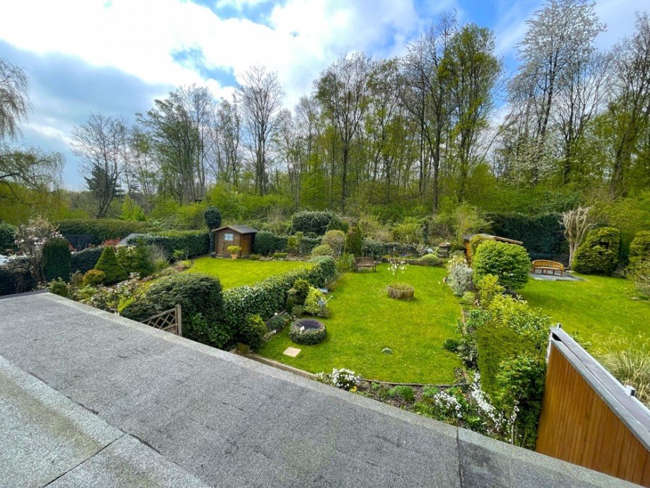 (21) Der Ausblick �ber die (tlw.) Terrasen�berdachung in den Garten und angrenzenden Wald Reihenhaus Bottrop / Lehmkuhle