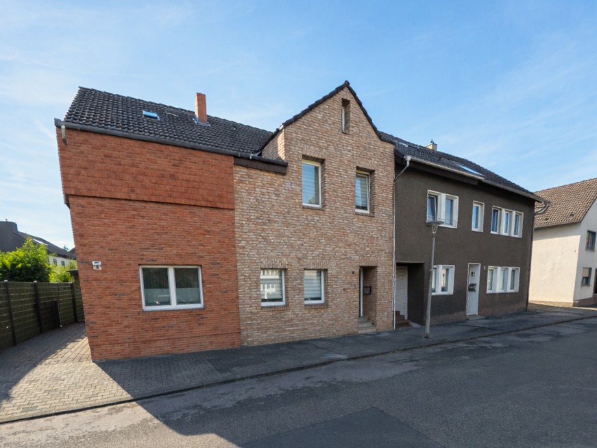 (2) Eine weitere Ansicht auf die Geb�udefront Reihenmittelhaus Bottrop / Fuhlenbrock