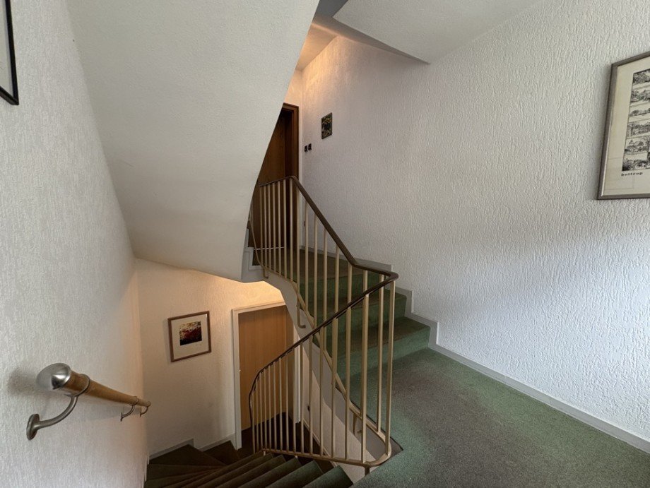 (14) Der Weg hinauf in das erste Obergeschoss Zweifamilienhaus Bottrop / Stadtmitte