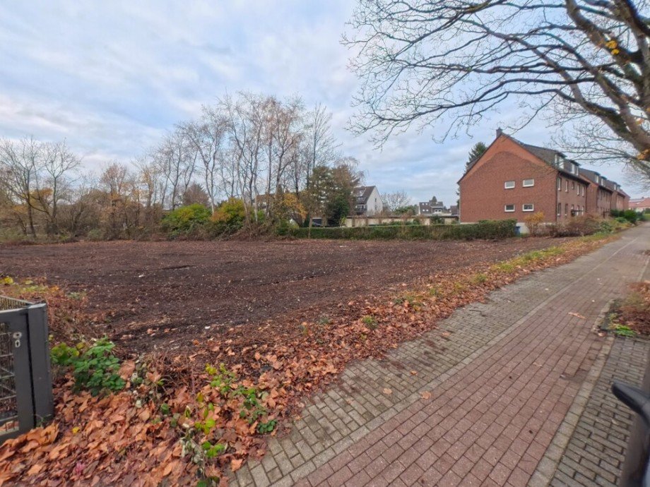 (2) Blick auf das bereits gerodete Vorderland mit ca. 36 m Stra�enfrontbreite Wohngrundst�ck Oberhausen / Sterkrade-Nord