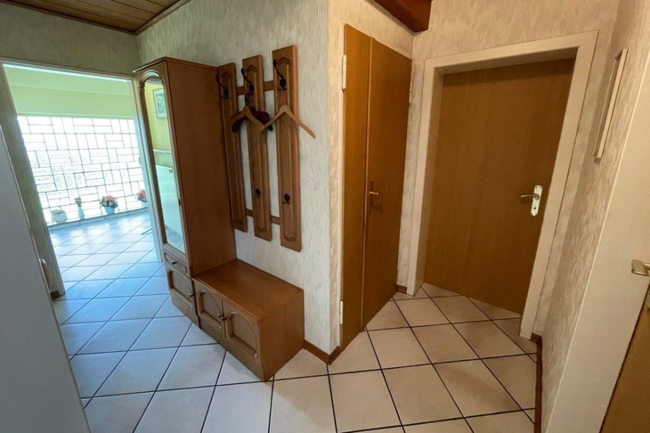 (6) Der weitere Flurverlauf im Erdgeschoss Einfamilienhaus Bottrop / Boy