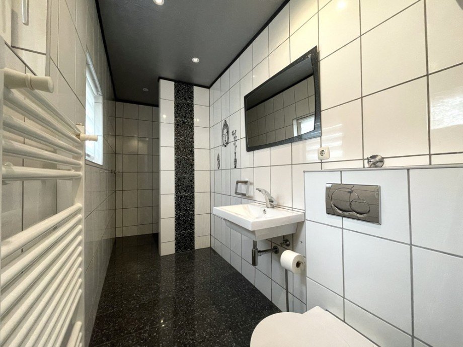 (11) Das Badezimmer aus einem weiteren Blickwinkel Reihenmittelhaus Oberhausen / Sterkrade-Mitte