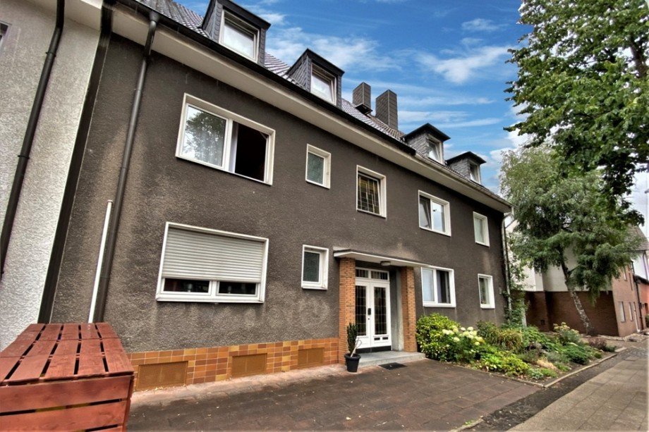 (2) Eine erste Geb�udeansicht von der Vorderseite Mehrfamilienhaus Bottrop / Eigen