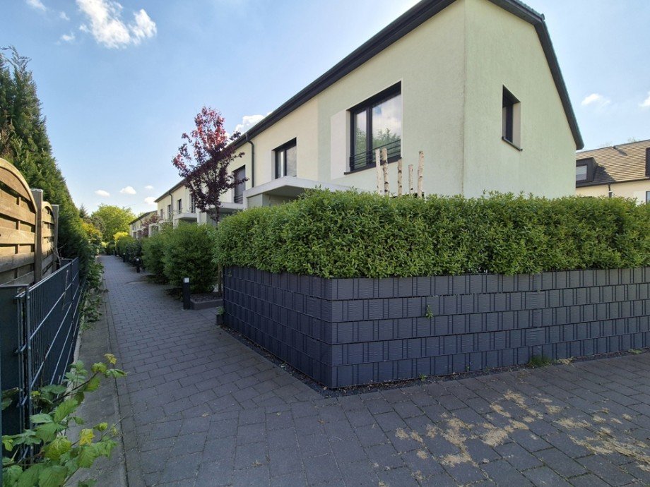 (3) Dieser Weg f�hrt Sie entlang der Vorderseiten zum Hauseingang Reihenmittelhaus Bottrop / Boy