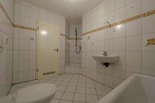 (11) Das Badezimmer bietet neben einer Badewanne ferner auch eine Dusche *VERKAUFT*