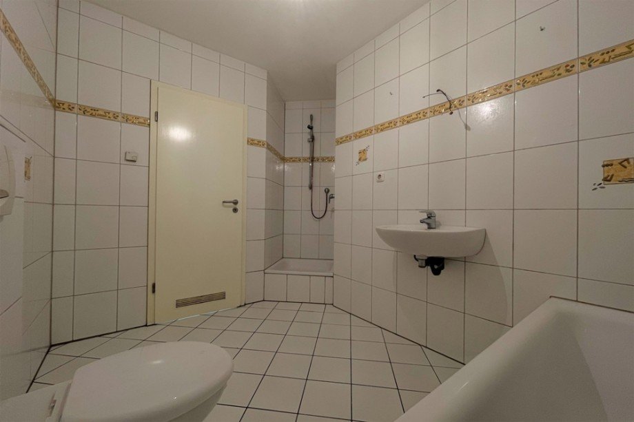 (11) Das Badezimmer bietet neben einer Badewanne ferner auch eine Dusche Etagenwohnung Bottrop / Stadtmitte