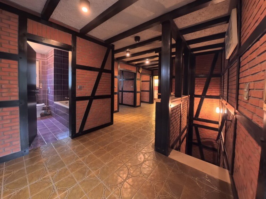 (17) Der Abgang in das Kellergeschoss aus dem Hausflur im Erdgeschoss Bungalow Bottrop / Welheim