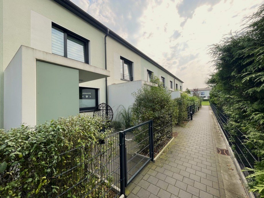 (2) Dieser Weg f�hrt Sie entlang der Vorderseiten zum Hauseingang Einfamilienhaus Bottrop / Boy