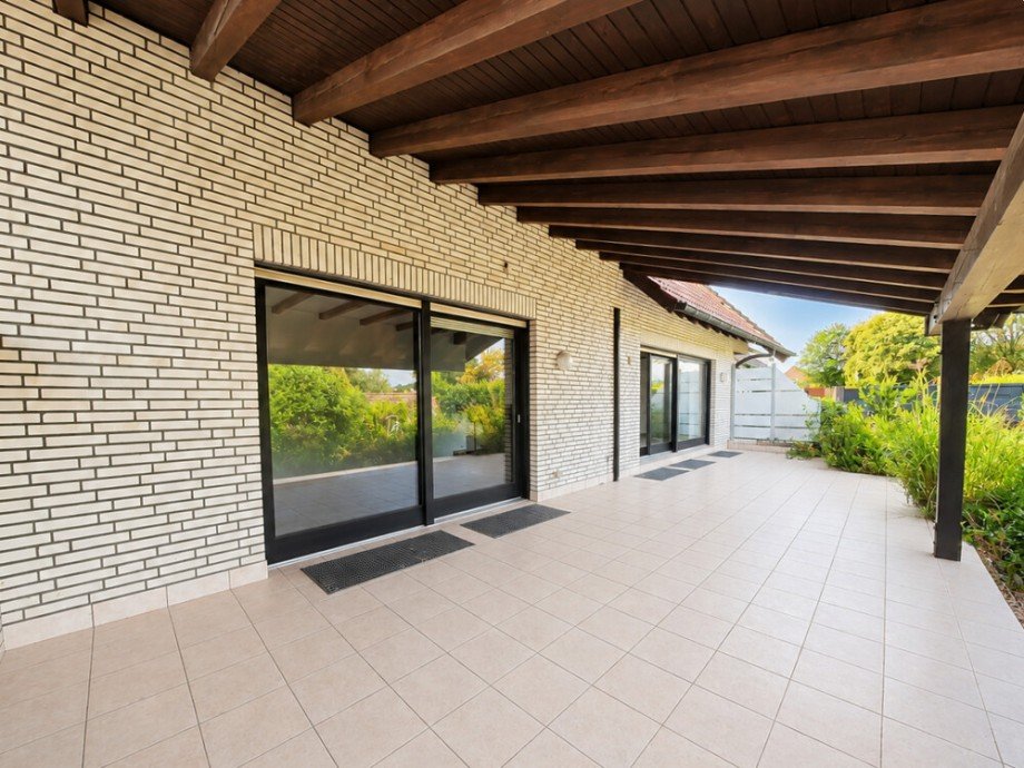 (14) Die teil�berdachten Terrassenfl�chen aus einem anderen Blickwinkel Zweifamilienhaus Bottrop / Grafenwald