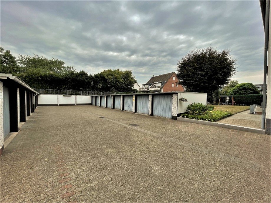 (22) Auf diesem Garagenhof geh�ren zwei PKW Garagen zum Wohnungsangebot Etagenwohnung Bottrop / Batenbrock
