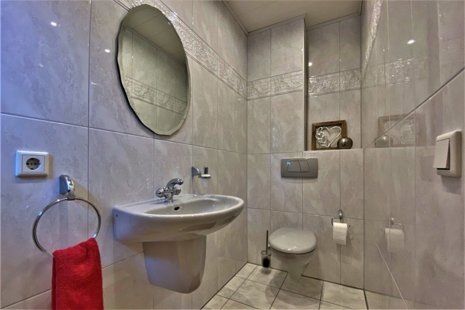 (5) Direkt neben dem Hauseingang befindet sich das G�ste WC Reihenmittelhaus Gladbeck / Gladbeck-Brauck