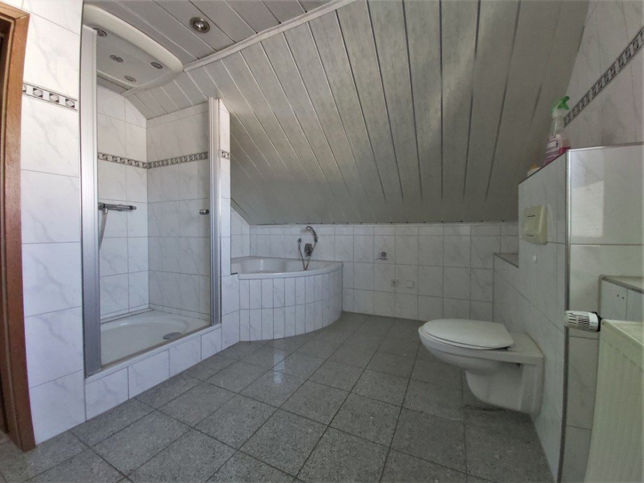 (28) Das sich im Dachgeschoss befindliche Badezimmer Haus Bottrop / Batenbrock