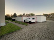 (3) Unmittelbar vor dem Hauseingang befindet sich die zugeh�rige PKW Garage mit vorgelagertem Stellplatz iTH: Wohnen �ber den D�chern - lichtdurchflutete 4,5-Zimmer-ETW mit Kamin, Balkon & Garage