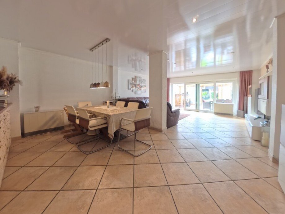 (10) �ber den weiteren Flurverlauf erreichen wir das einladende Wohn- und Esszimmer Reihenmittelhaus Bottrop / Fuhlenbrock