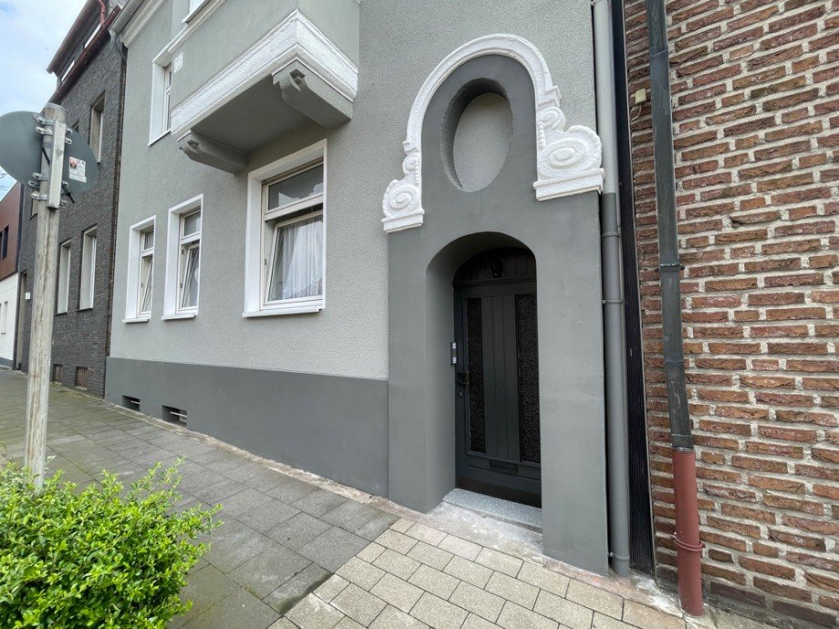 (2) Ein Blick auf den gemeinschaftlichen Hauseingangsbereich Dachgeschosswohnung Oberhausen / Sterkrade-Mitte