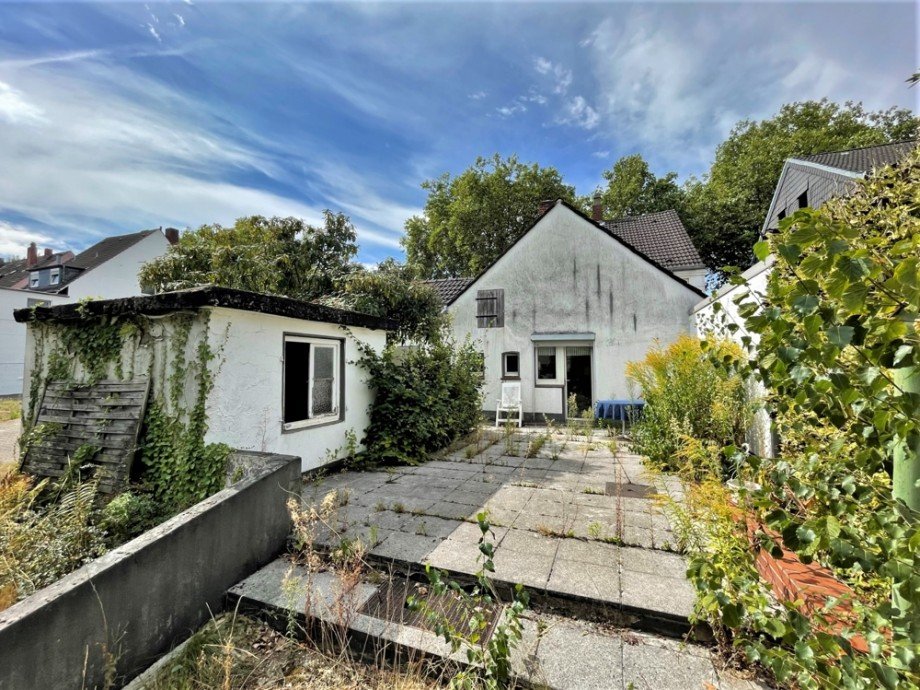 (14) Die Terrassenfl�che und eine erste R�ckansicht des Geb�udes Zweifamilienhaus Bottrop / Batenbrock