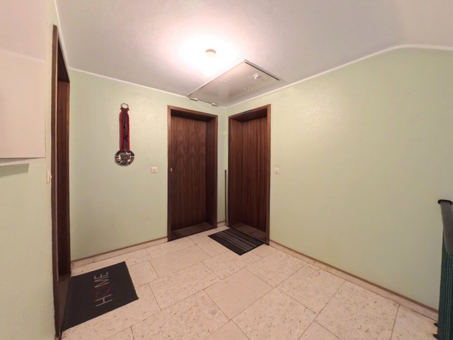 (42) Hier blicken Sie auf die Wohnungseing�nge im Dachgeschoss Mehrfamilienhaus Gladbeck / Gladbeck-Brauck