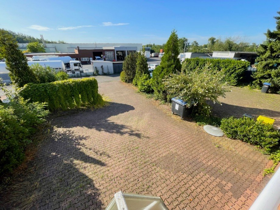 (5) Die Stellplatzfl�chen (rechts) aus dem ersten Obergeschoss Halle / Lager / Produktion Bottrop