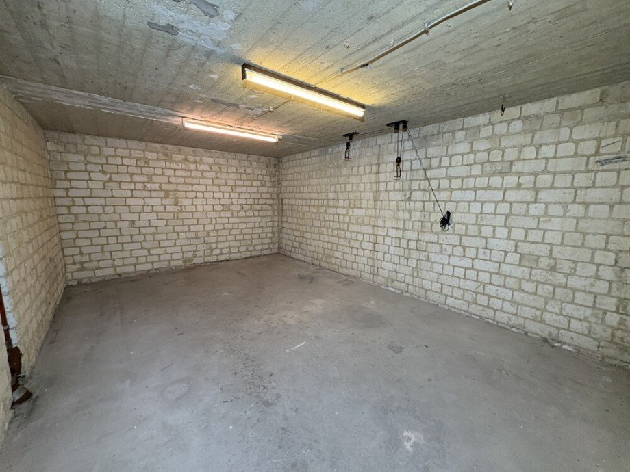 (14) Hier ein Blick in den unterkellerten Garagenbereich Reihenendhaus Bottrop / Stadtmitte