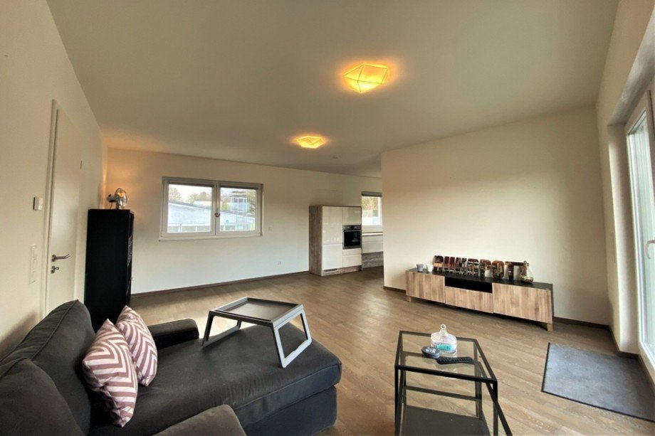 (10) Von hier aus blicken Sie in Richtung der halboffenen K�che Dachgeschosswohnung Essen / Heidhausen