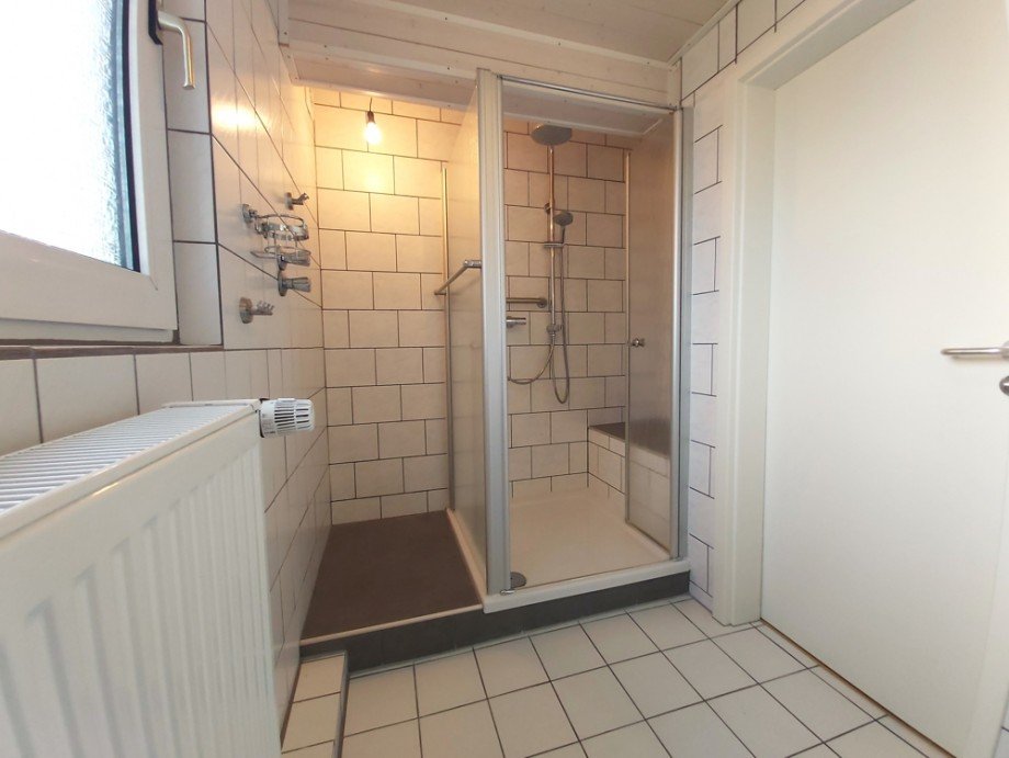 (20) Ausgestattet ist das Badezimmer mit einer Dusche Doppelhaush�lfte Oberhausen / Osterfeld-Ost